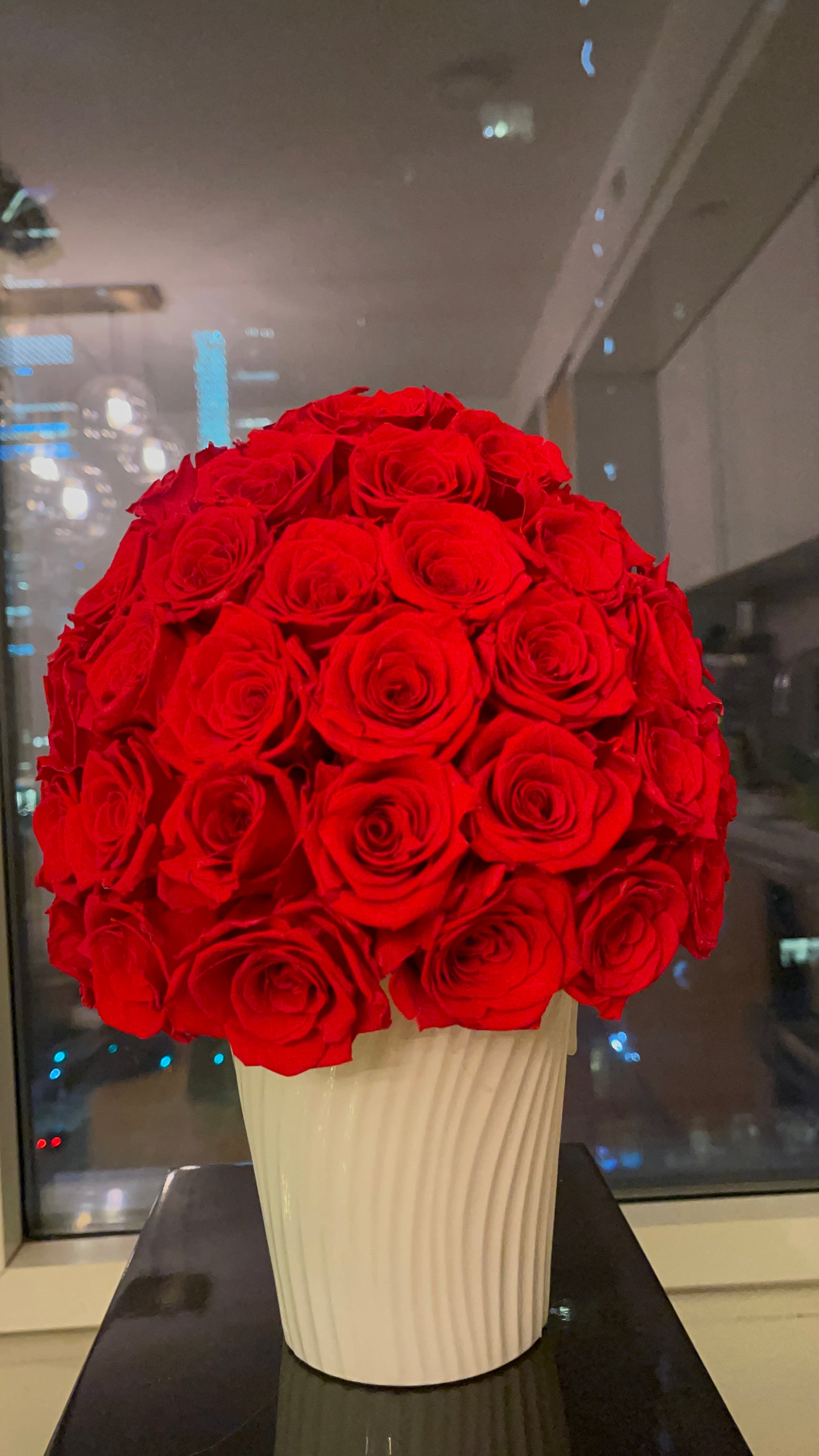 CRIMSON ELEGANCE. ROSES DOME IN CERAMIC VASE