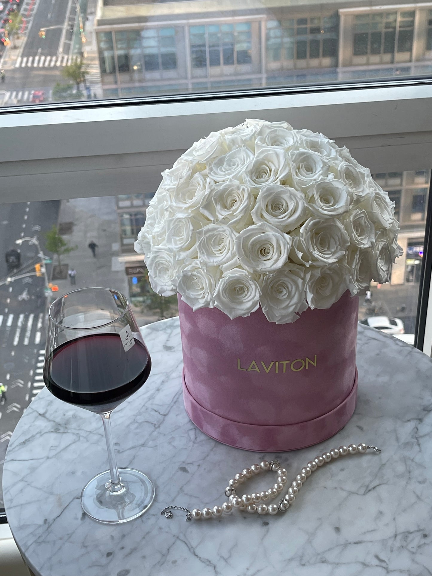 ROUND BOX WHITE ETERNITY ROSES